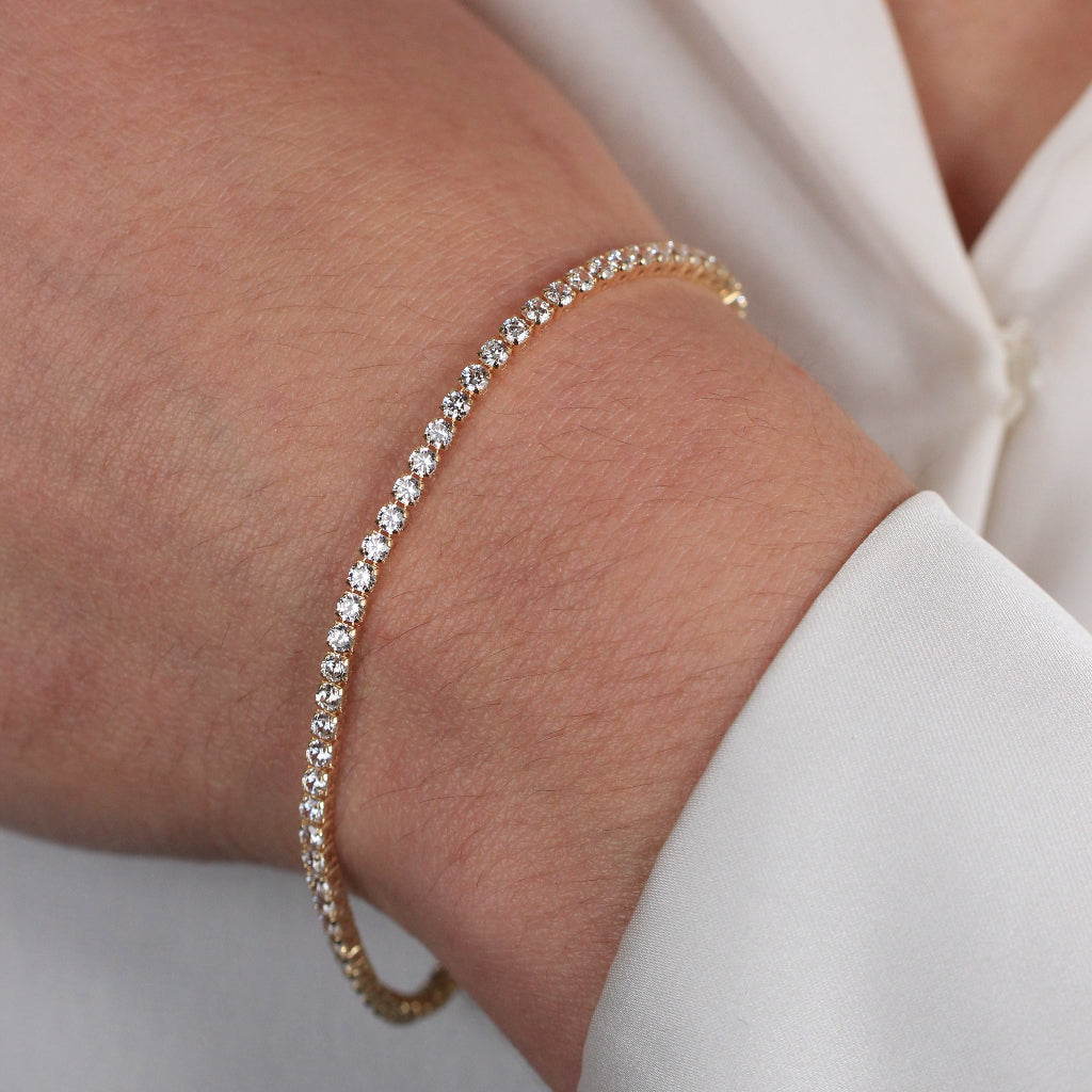 Pulsera realizada en oro amarillo de 18 quilates con circonitas incoloras.