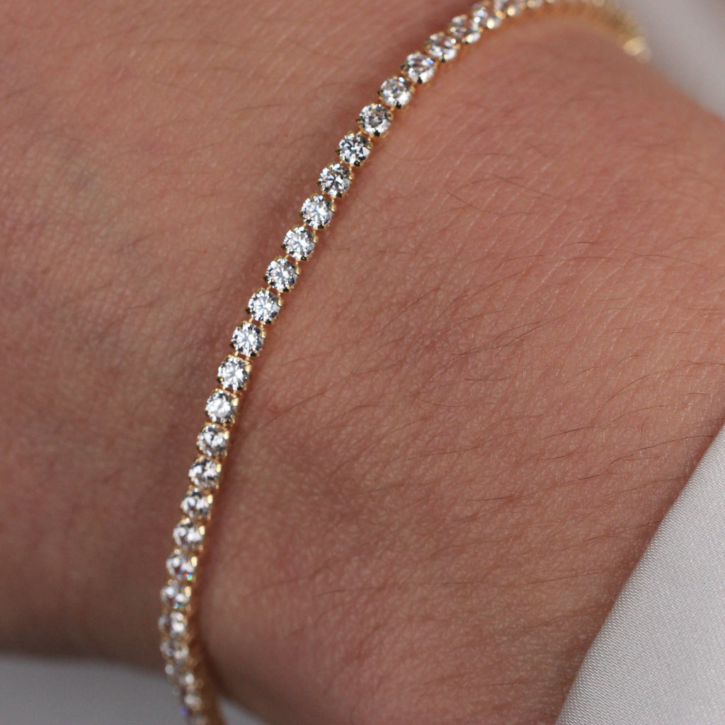 Pulsera realizada en oro amarillo de 18 quilates con circonitas incoloras.