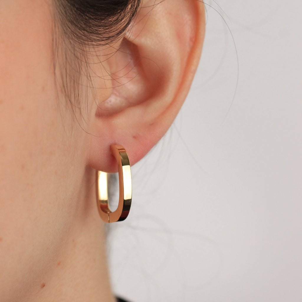 Pendientes de aro en oro amarillo de 18 quilates en forma de cuadrados suavizados.