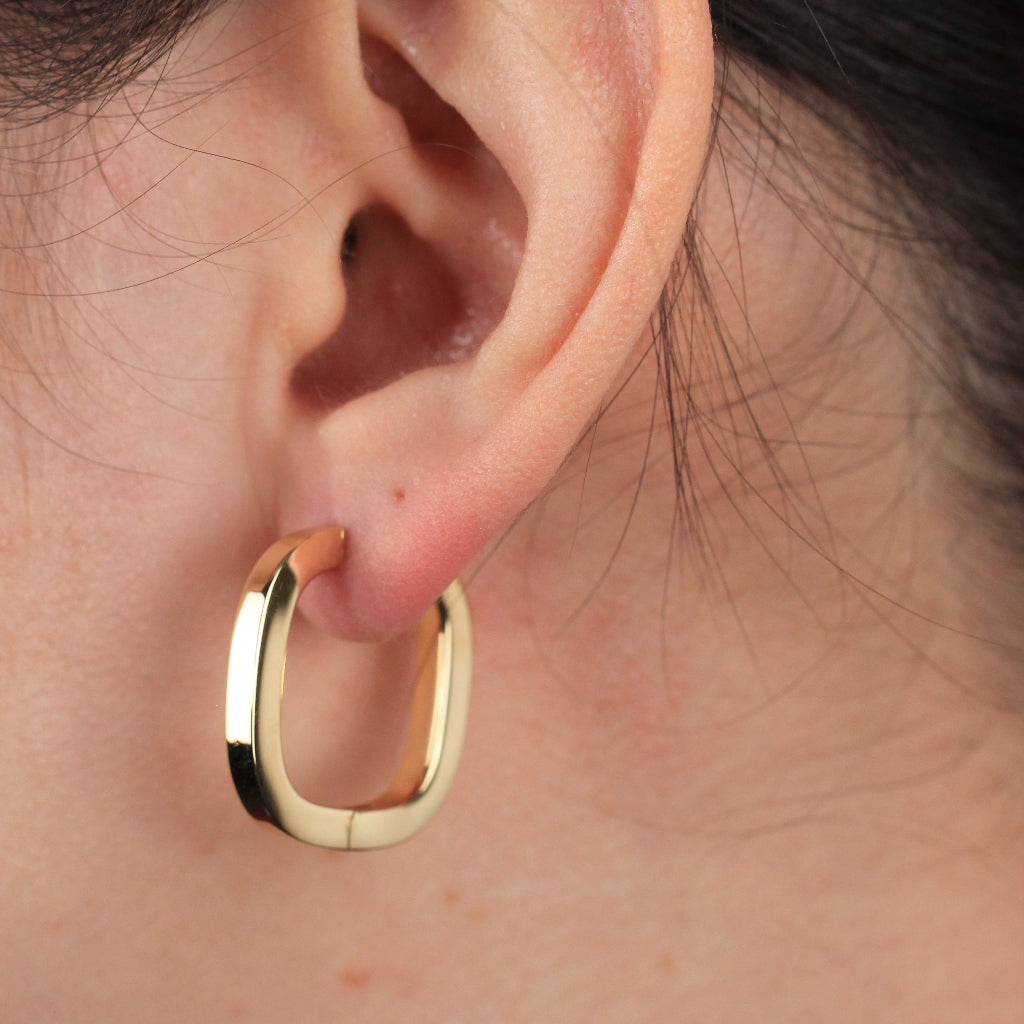 Pendientes de aro en oro amarillo de 18 quilates en forma de cuadrados suavizados.