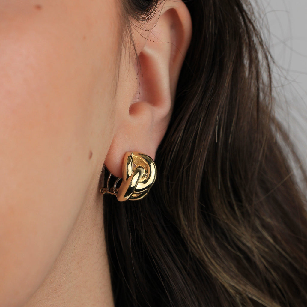 Pendientes en realizados oro amarillo de 18 quilates con dos aros enlazados en forma de ocho. Sistema de cierre omega.