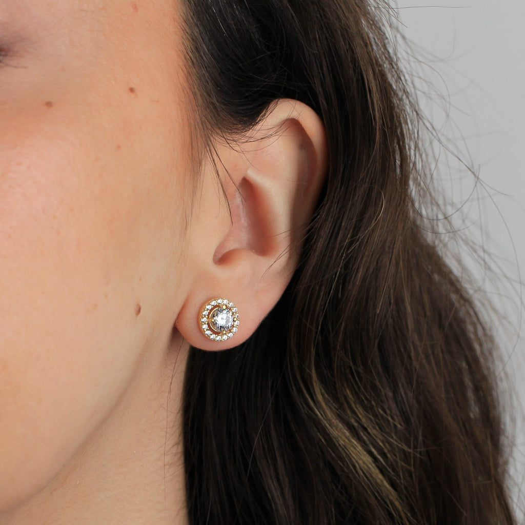 Pendientes realizados en oro amarillo de 18 quilates con una circonita central y una orla de circonitas.