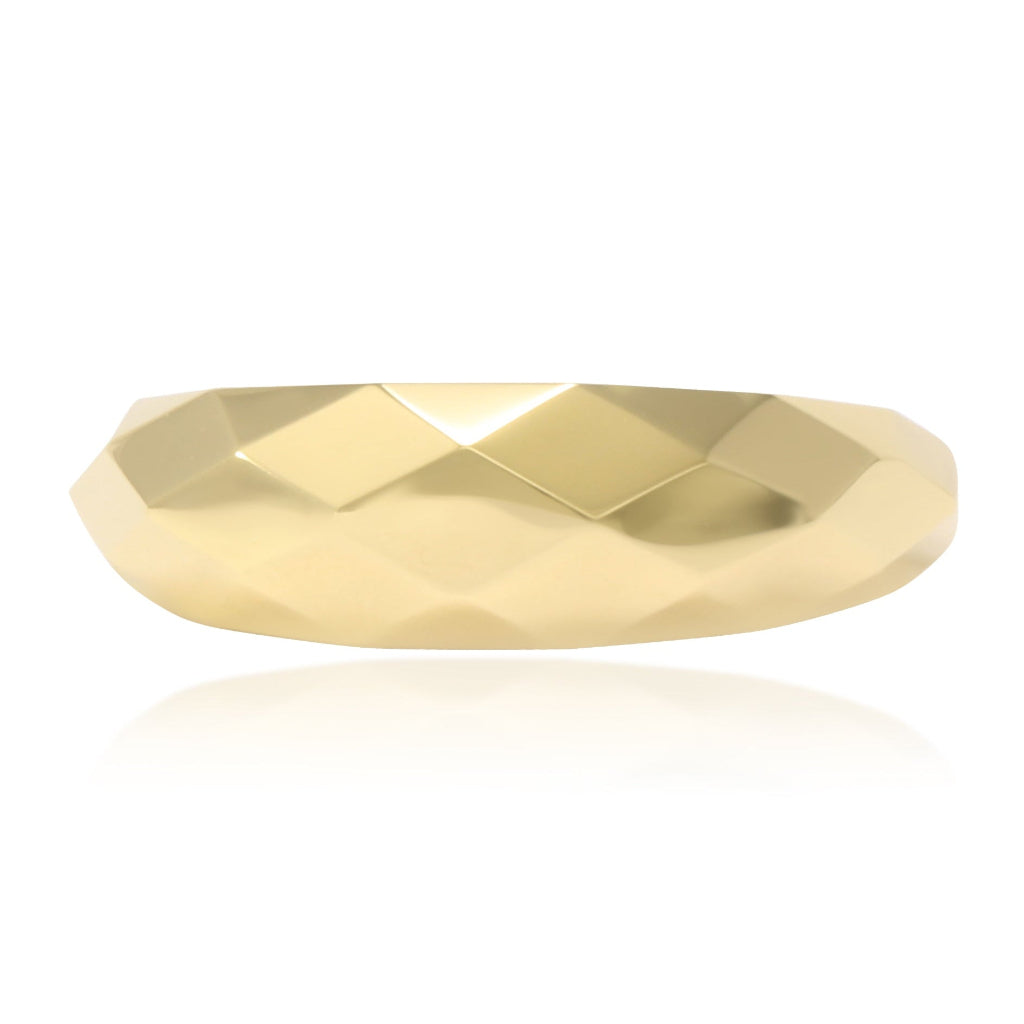 Sortija de oro amarillo de 18kt facetado en rombos.