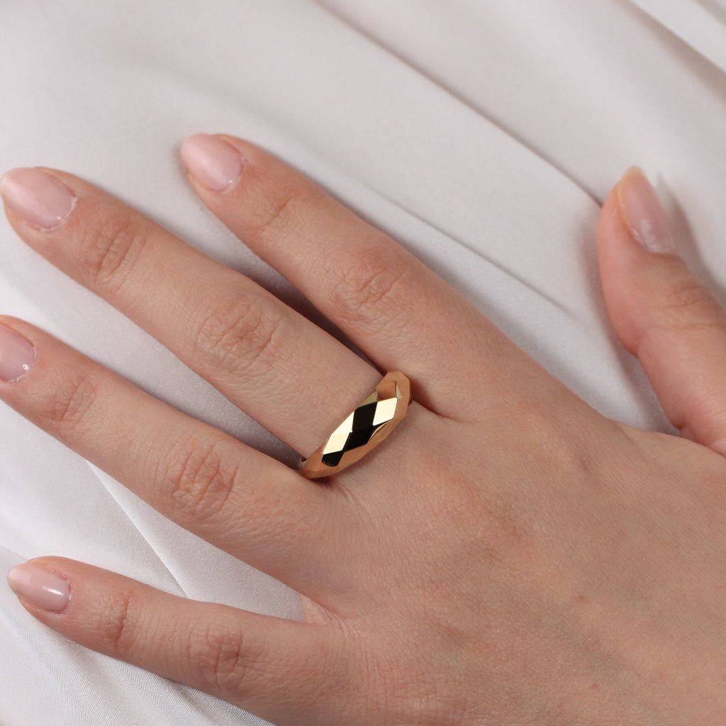 Sortija de oro amarillo de 18kt facetado en rombos.