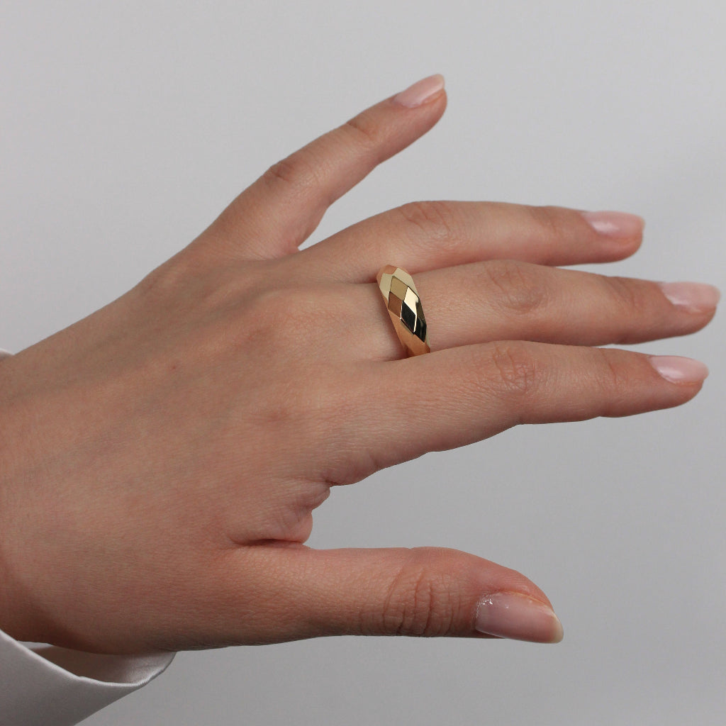 Sortija de oro amarillo de 18kt facetado en rombos.