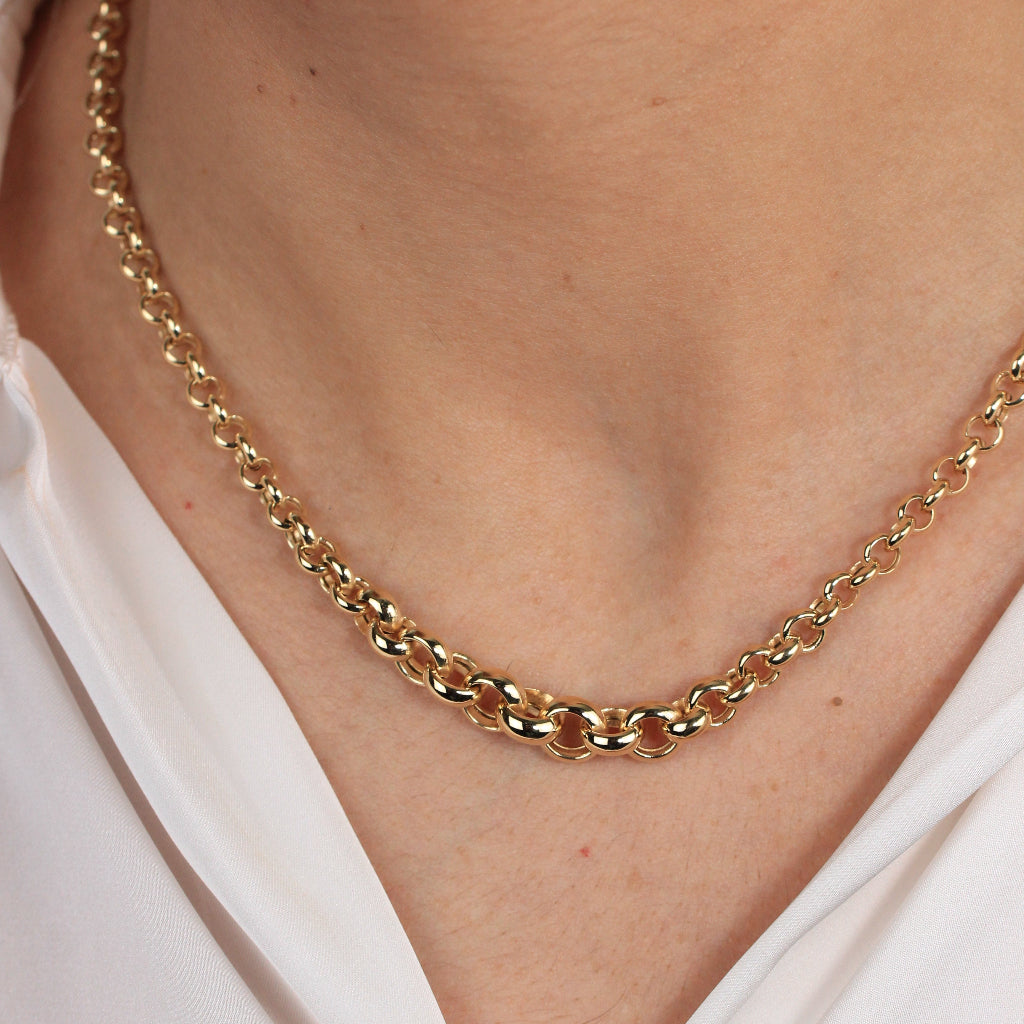 Gargantilla realizada en oro amarillo de 18 quilates estilo rolo con tamaño de aros en progresión.