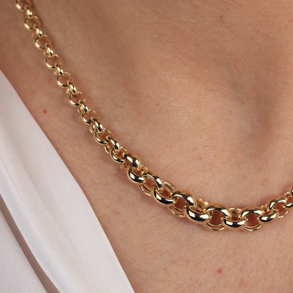 Gargantilla realizada en oro amarillo de 18 quilates estilo rolo con tamaño de aros en progresión.