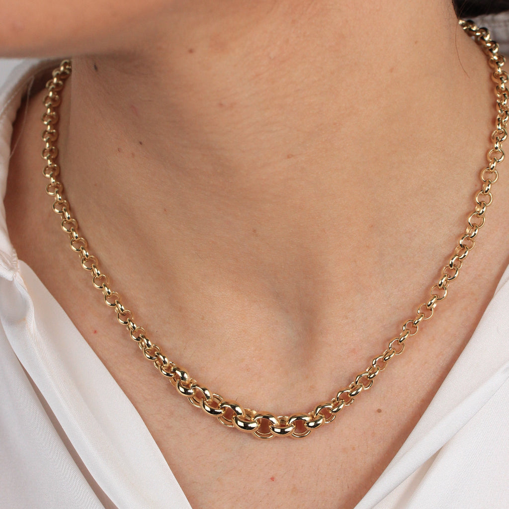 Gargantilla realizada en oro amarillo de 18 quilates estilo rolo con tamaño de aros en progresión.