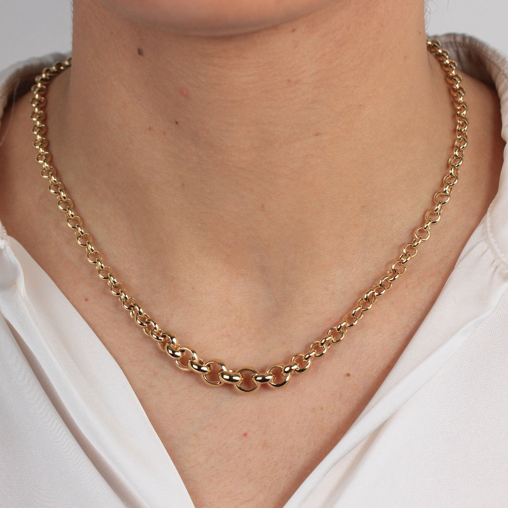 Gargantilla realizada en oro amarillo de 18 quilates estilo rolo con tamaño de aros en progresión.