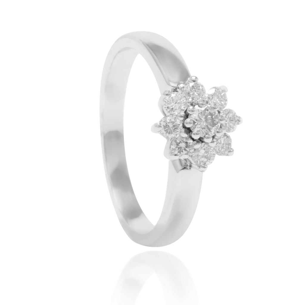 Anillo de roseta realizado en oro blanco de 18 quilates con diamantes talla brillante