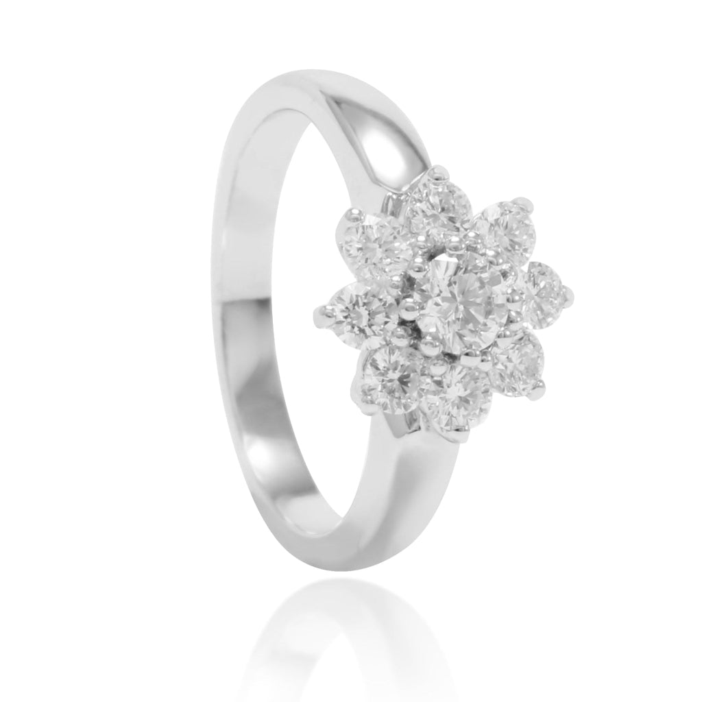 Anillo de roseta realizado en oro blanco de 18 quilates con diamantes