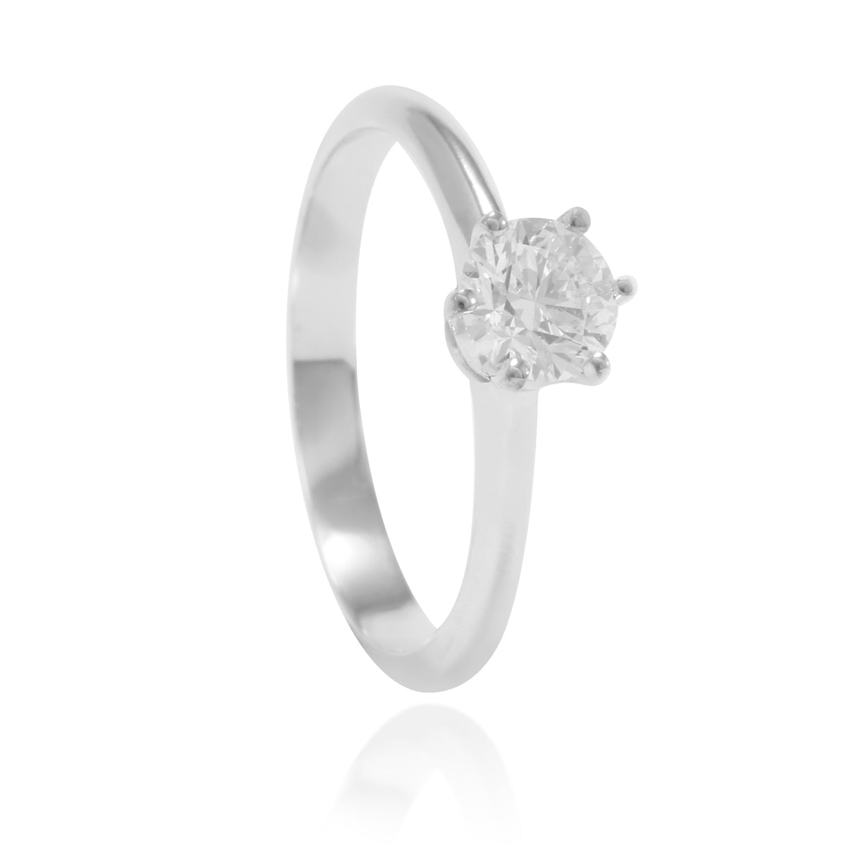 Anillo realizado en oro blanco de 18 quilates con un diamante solitario con seis garras