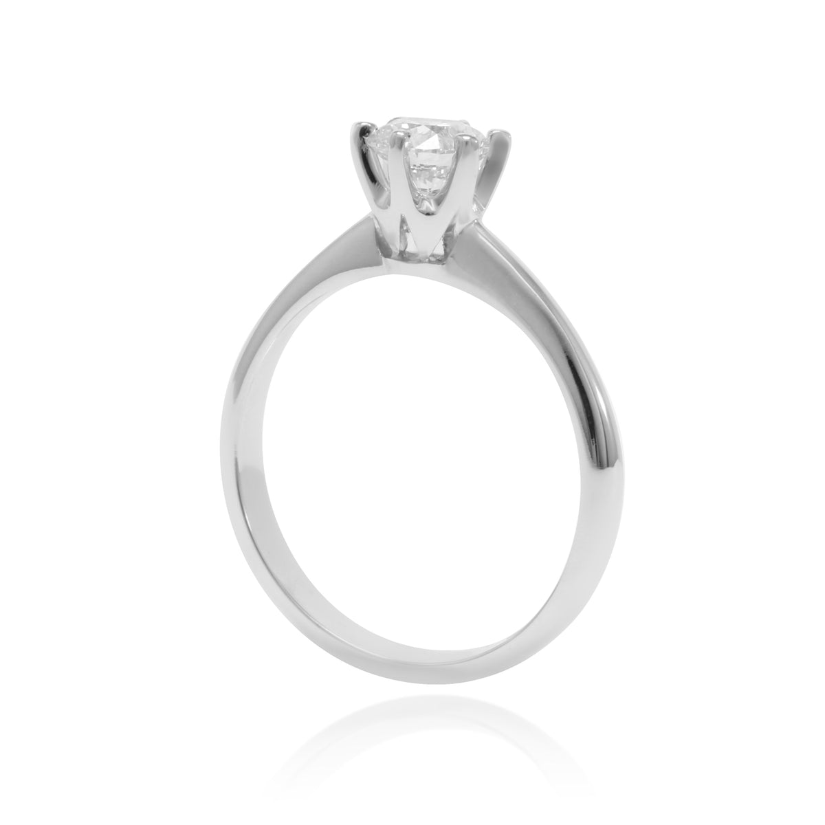 Anillo realizado en oro blanco de 18 quilates con un diamante solitario con seis garras