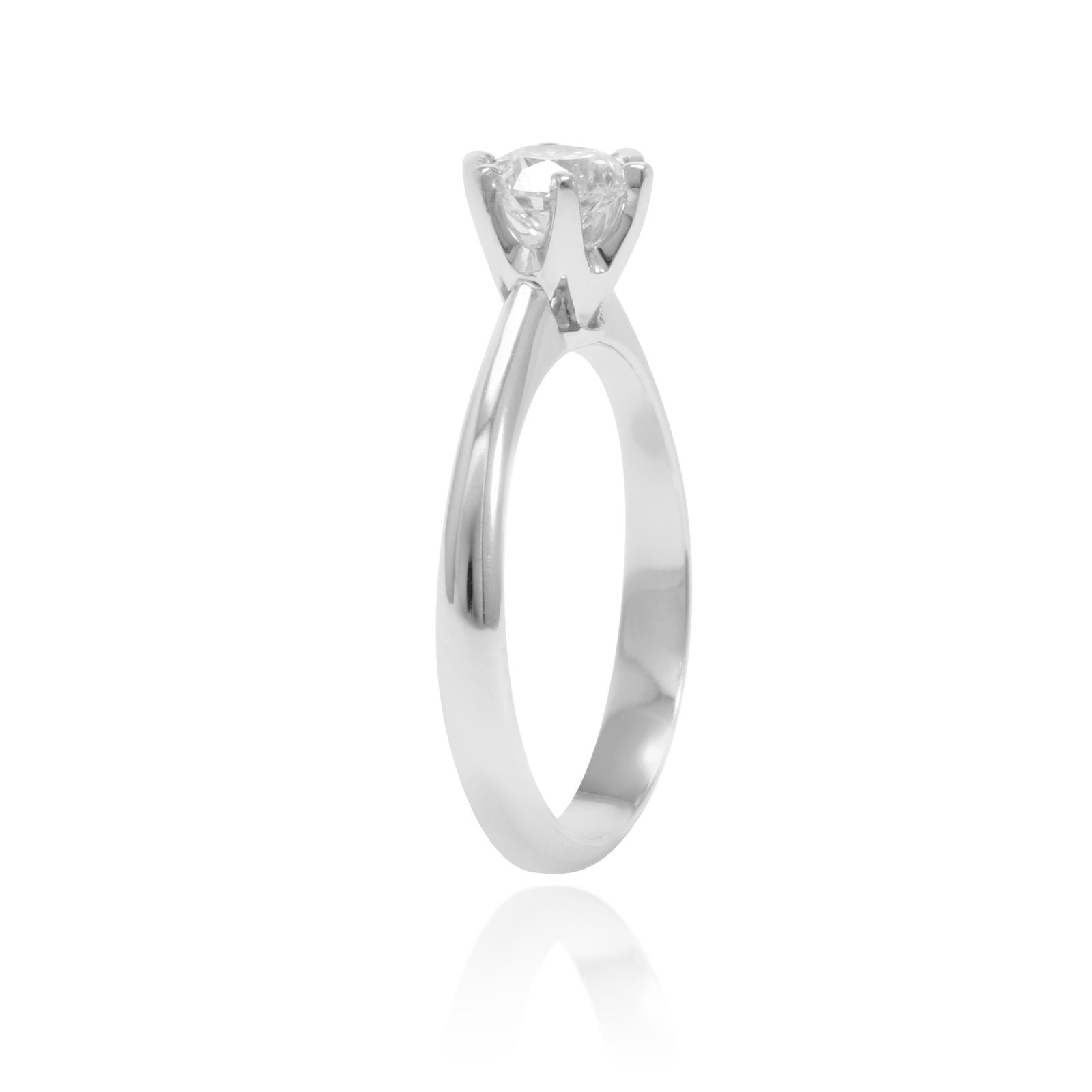 Anillo realizado en oro blanco de 18 quilates con un diamante solitario con seis garras