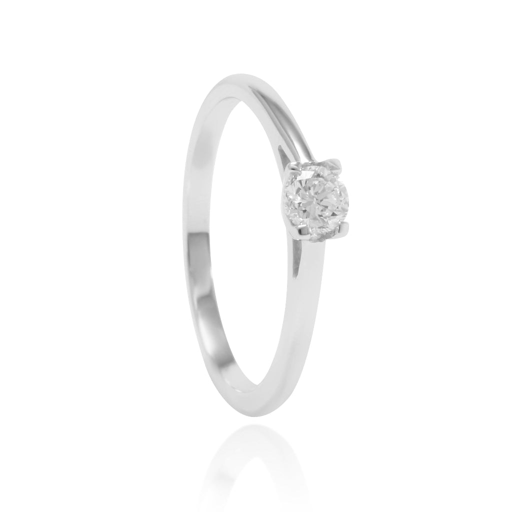 Anillo de oro blanco de 18 quilates con un diamante solitario en cuatro garras