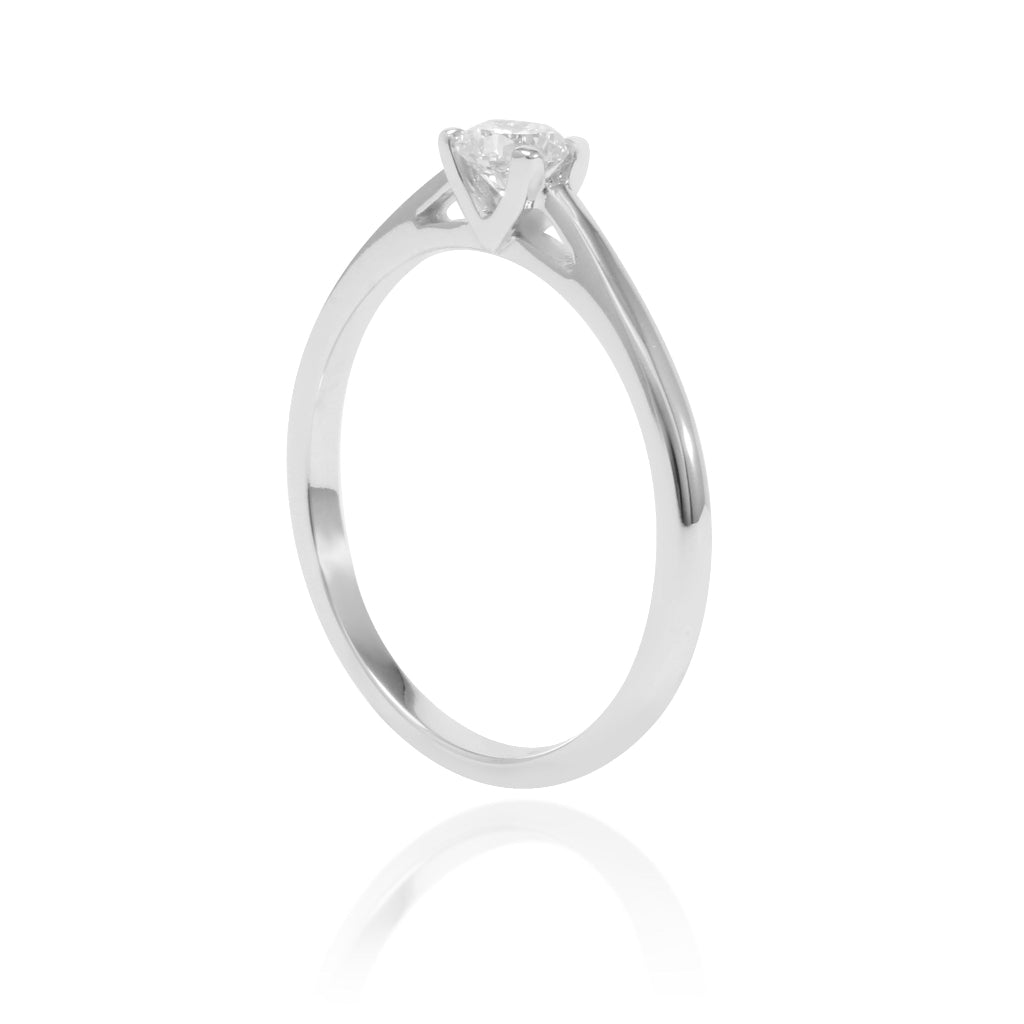 Anillo de oro blanco de 18 quilates con un diamante solitario en cuatro garras