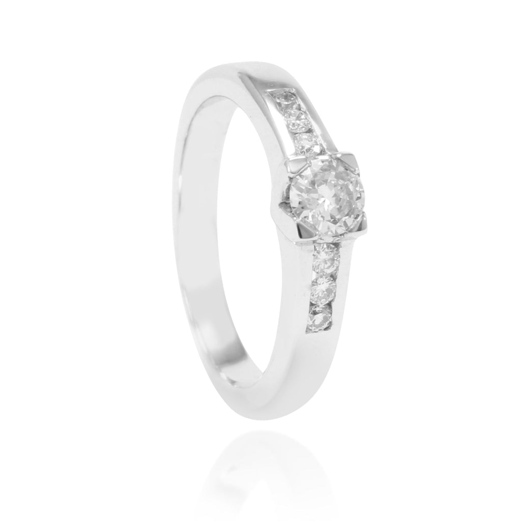 Anillo realizado en oro blanco con diamante central y en los laterales
