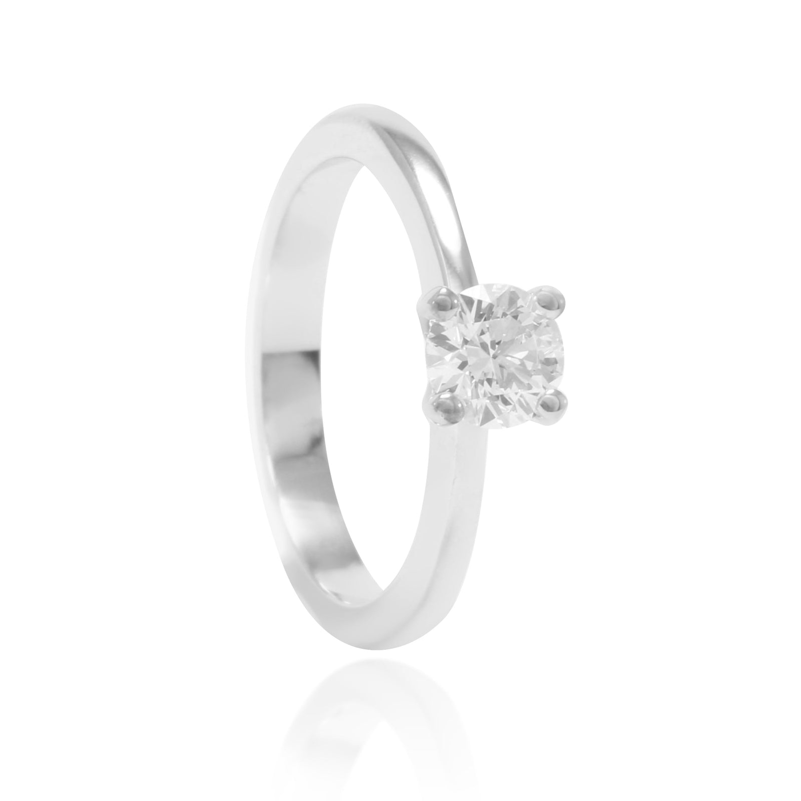 Anillo realizado en oro blanco de 18 quilates con un diamante solitario con cuatro garras