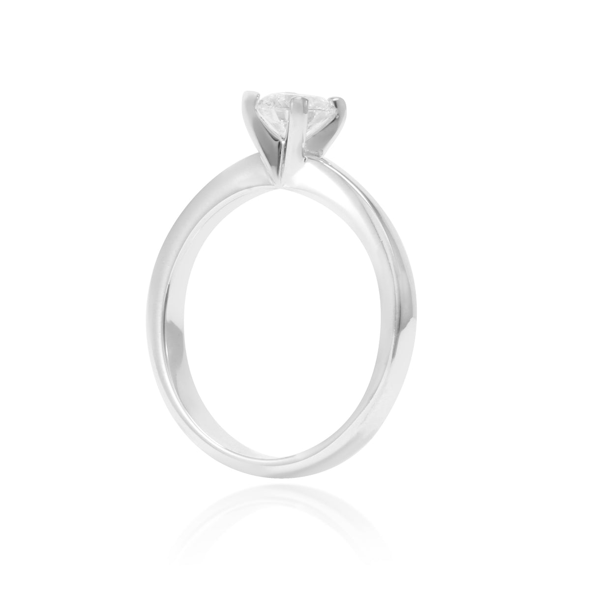 Anillo realizado en oro blanco de 18 quilates con un diamante solitario con cuatro garras