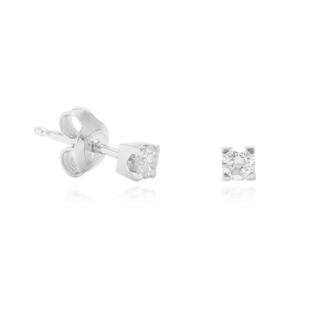 Pendientes realizados en oro blanco de 18 quilates con solitarios de diamantes