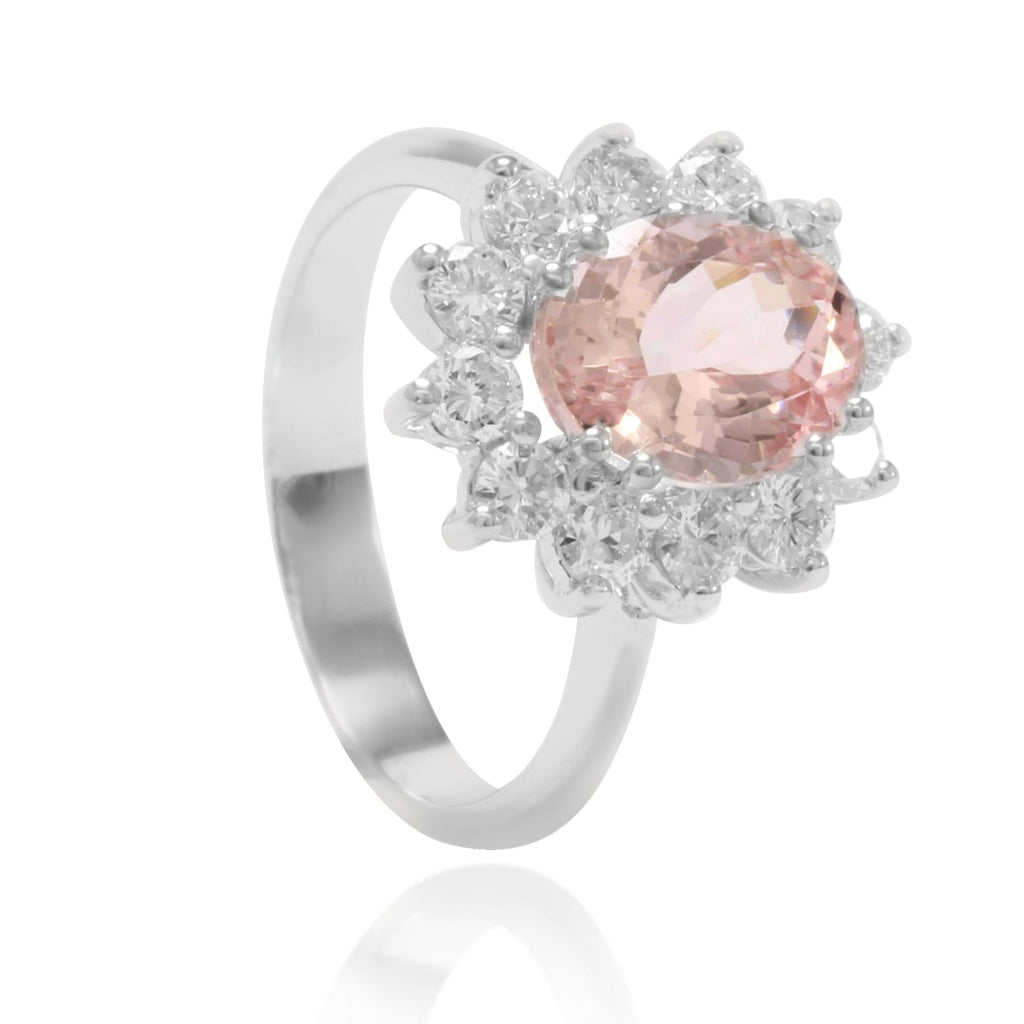 Anillo realizado en oro blanco de 18 quilates con una morganita central y una orla de diamantes