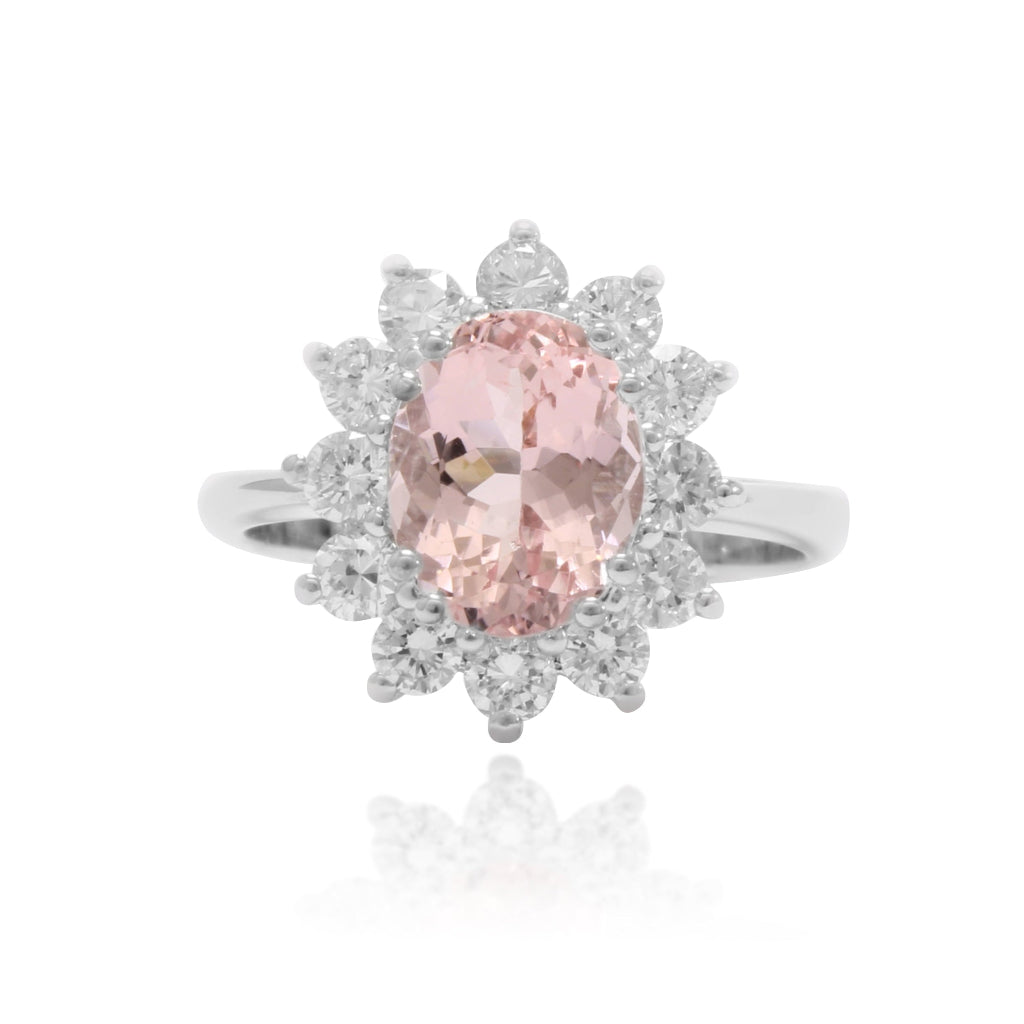Anillo realizado en oro blanco de 18 quilates con una morganita central y una orla de diamantes