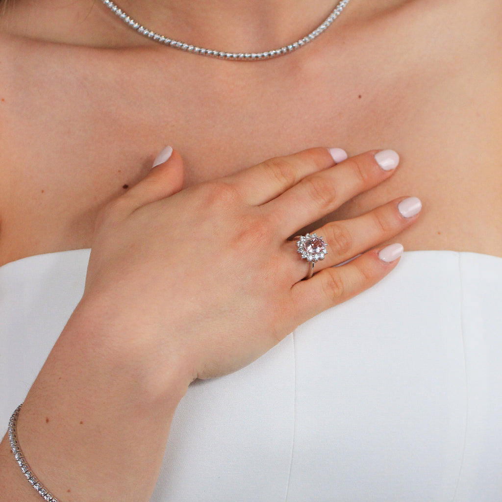Anillo realizado en oro blanco de 18 quilates con una morganita central y una orla de diamantes. Joyería Pamplona