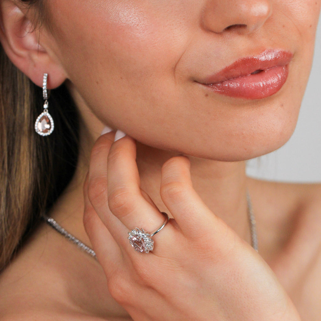 Anillo realizado en oro blanco de 18 quilates con una morganita central y una orla de diamantes. Joyería Pamplona