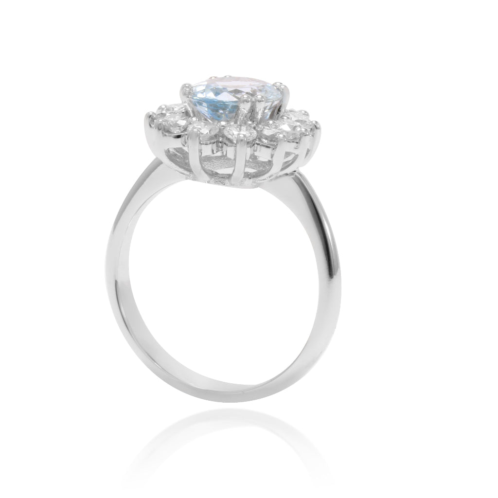 Anillo realizado en oro blanco de 18 quilates con una aguamarina central y una orla de diamantes