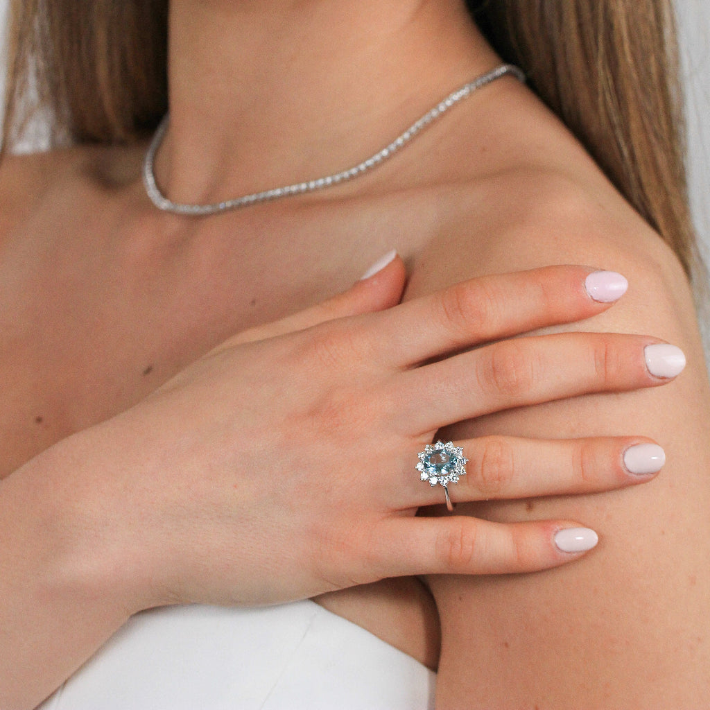 Anillo realizado en oro blanco de 18 quilates con una aguamarina central y una orla de diamantes. Joyería Pamplona