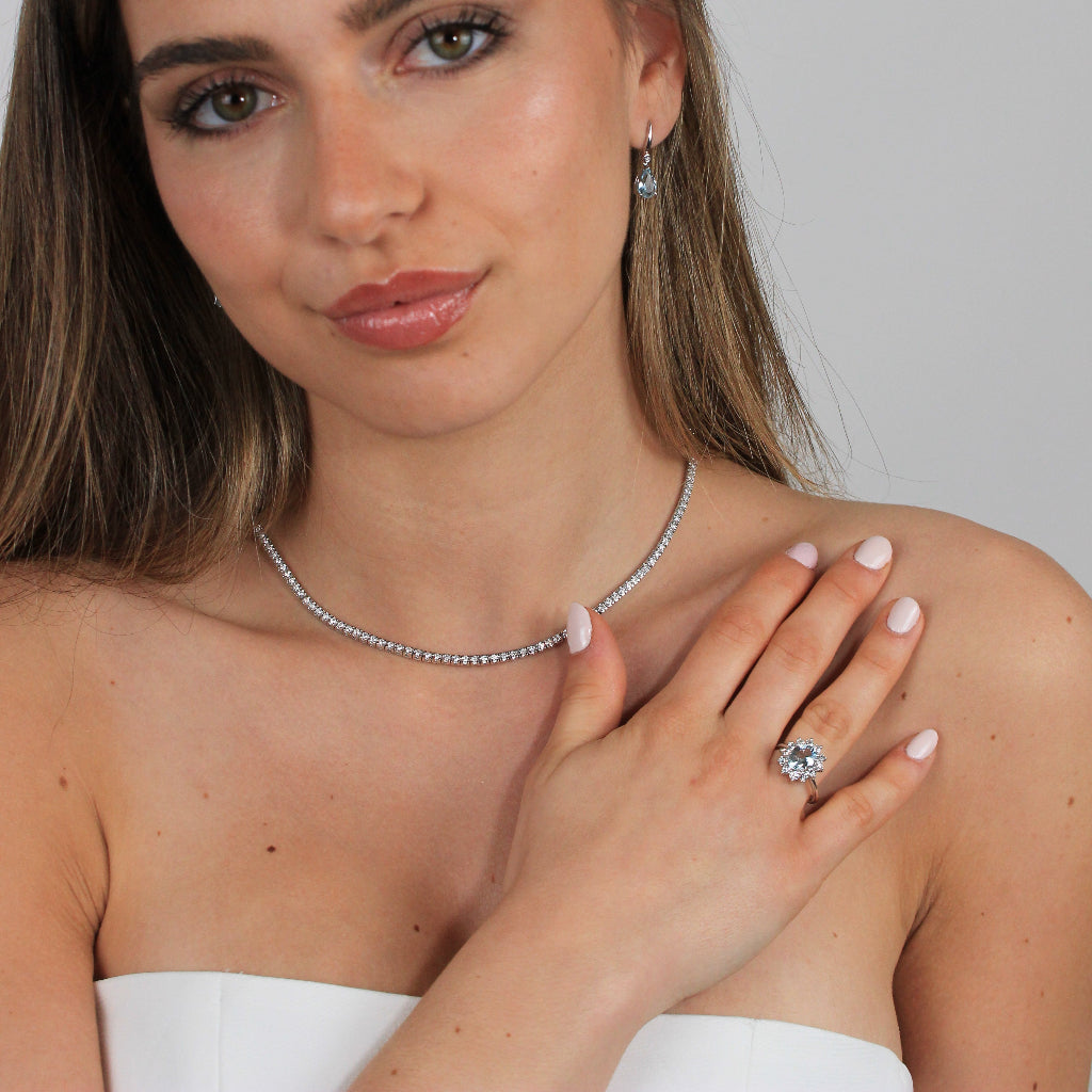 Anillo realizado en oro blanco de 18 quilates con una aguamarina central y una orla de diamantes. Joyería Pamplona