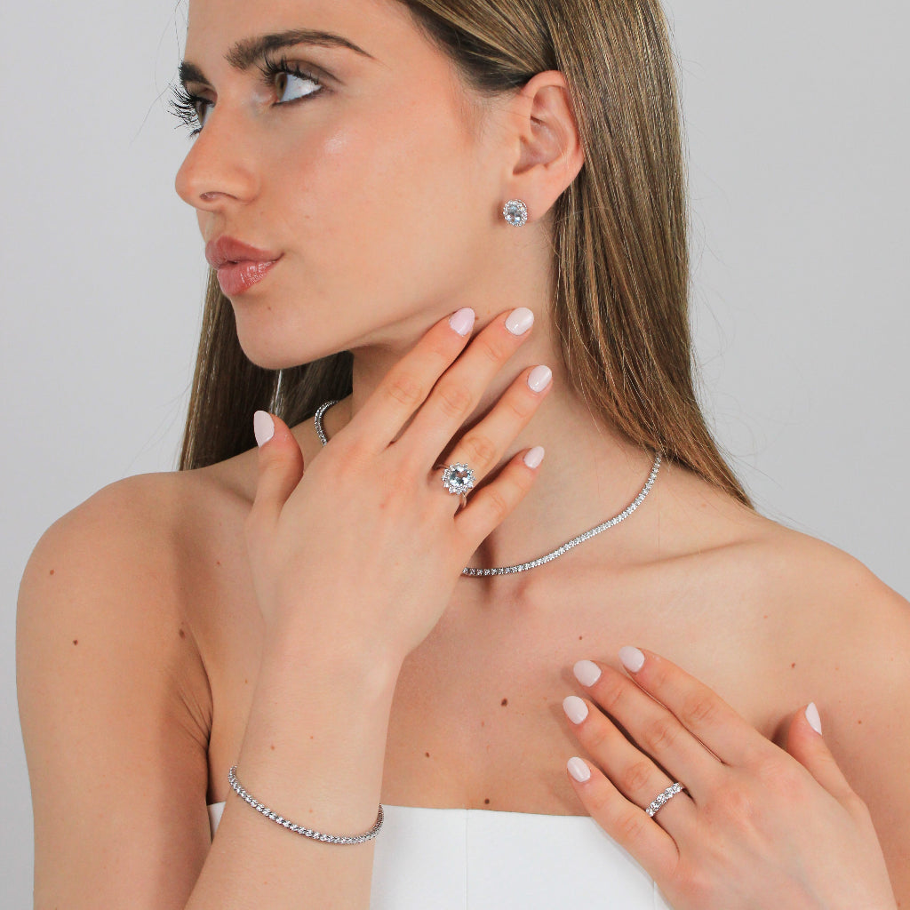 Anillo realizado en oro blanco de 18 quilates con una aguamarina central y una orla de diamantes. Joyería Pamplona