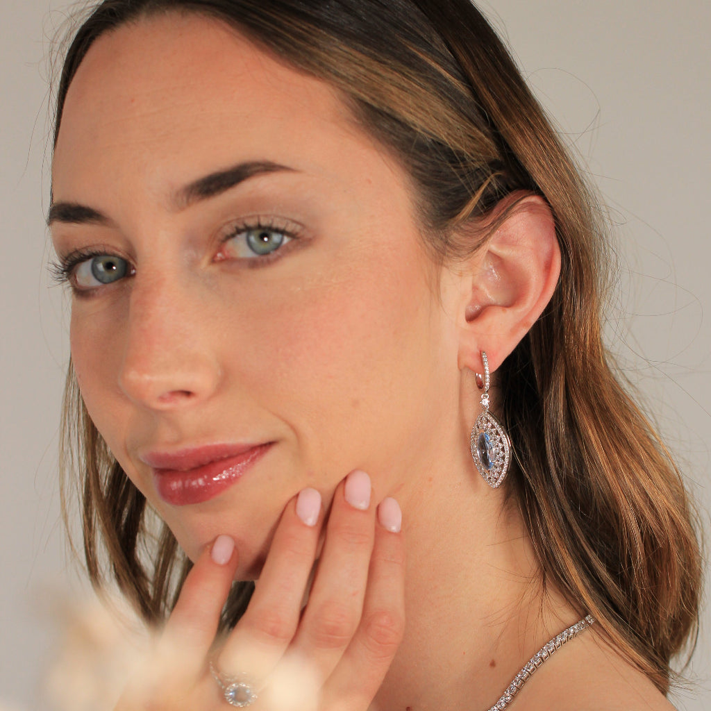 Pendientes realizados en plata de primera ley con circonitas incoloras y una azul