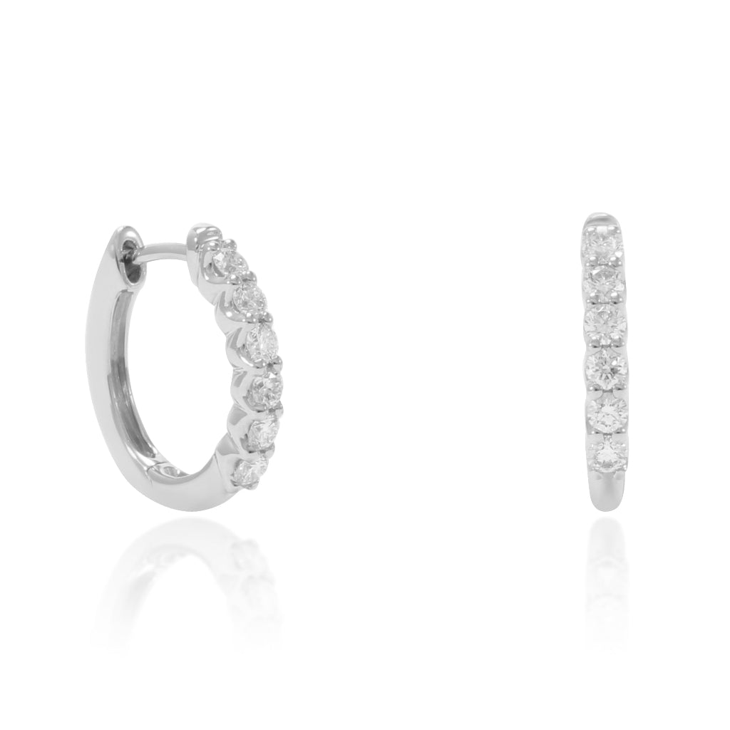 Pendientes de aro realizados en oro blanco de 18 quilates con 12 diamantes talla brillante. Joyería Pamplona