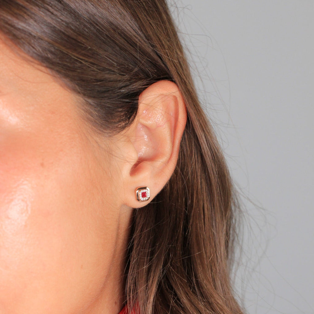 Pendientes de oro rosa de 18k con un rubí y orla de diamantes