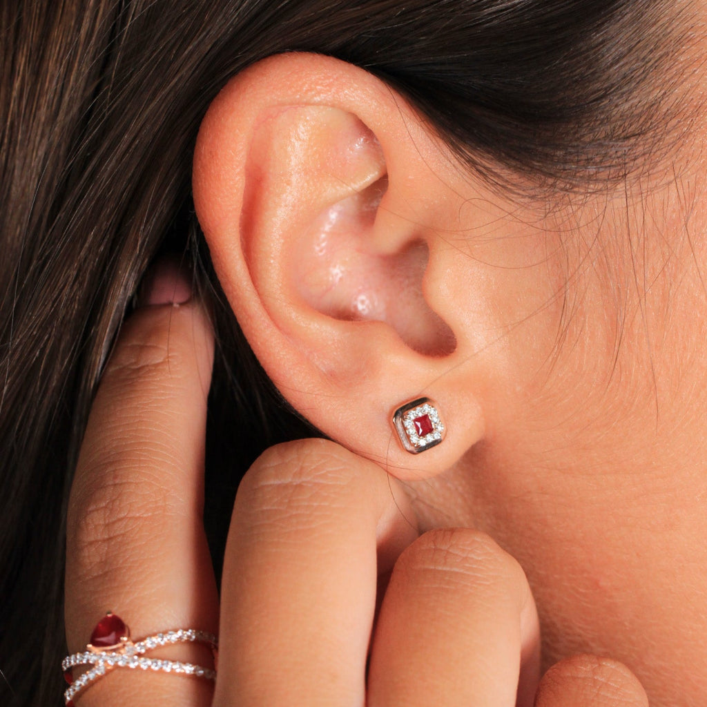 Pendientes de oro rosa cuadrados con un rubí central y orla de diamantes