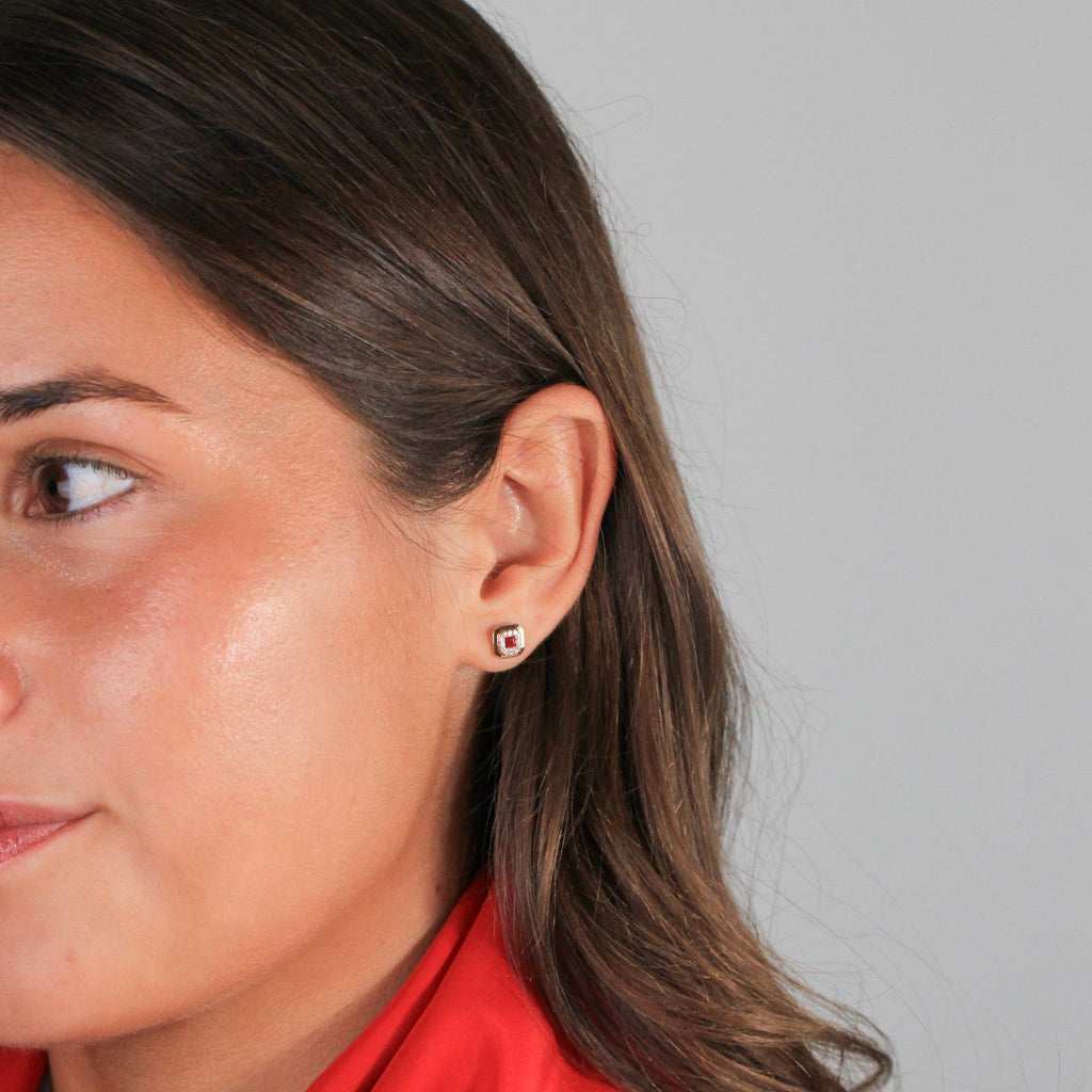 Pendientes de oro rosa de 18k con un rubí central y orla de diamantes