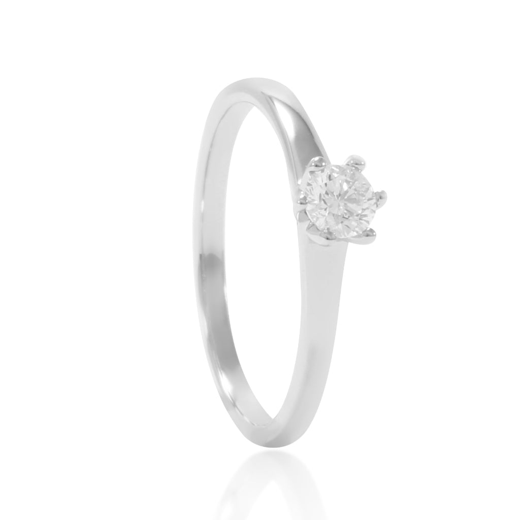 Sortija realizada en oro blanco de 18 quilates con un diamante solitario talla brillante engastado en seis garras. Joyería Pamplona
