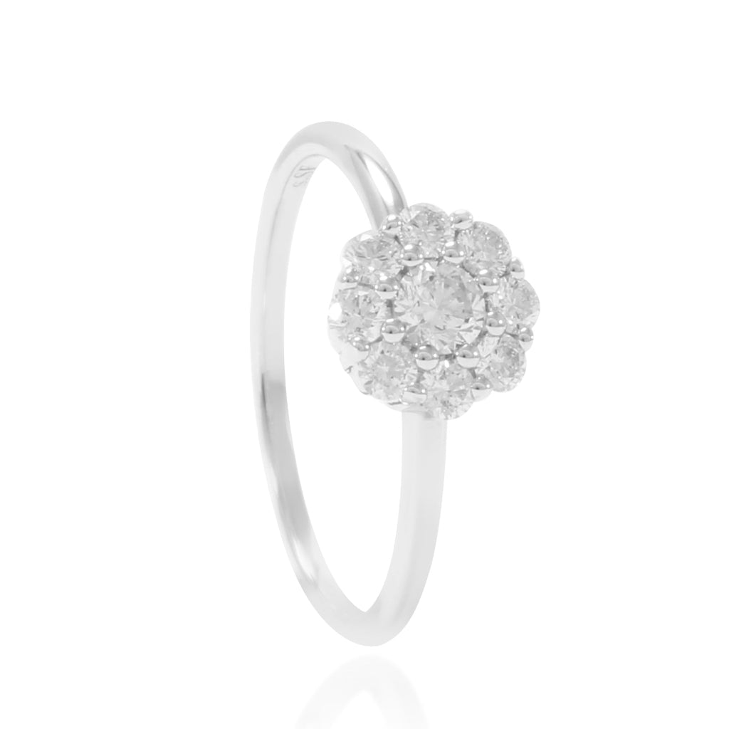 Sortija realizada en oro blanco de 18 quilates con un diamante central talla brillante y una orla de 8 diamantes talla brillante