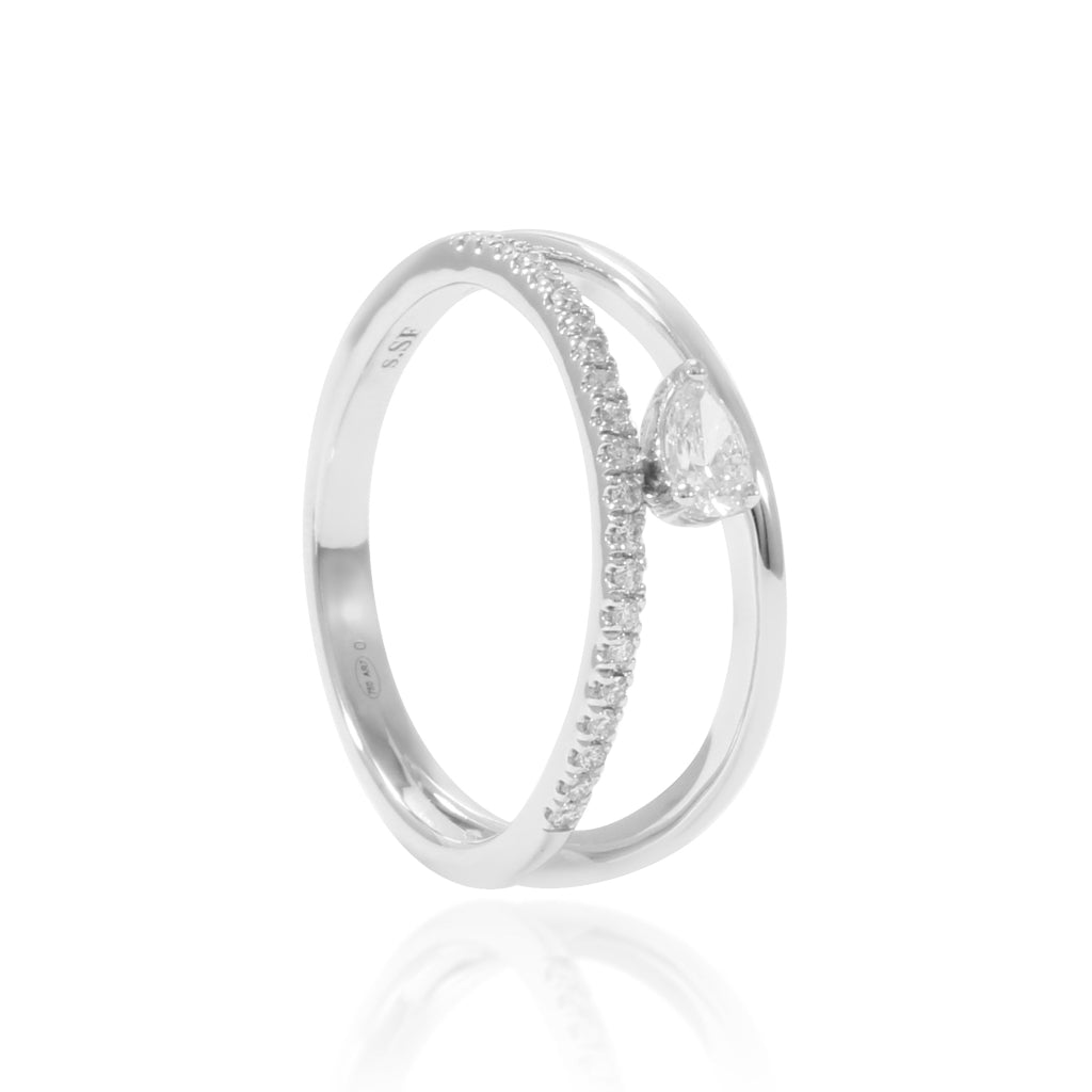 Sortija doble de oro blanco de 18 quilates con un diamante central talla pera y 21 diamantes talla brillante. Joyería Pamplona