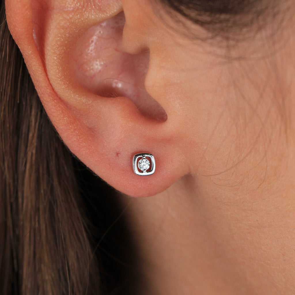 Pendientes pequeños realizados en oro blanco de 18 quilates con un diamante