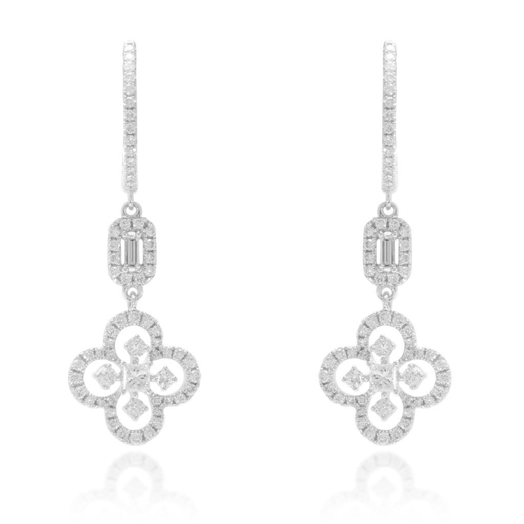 Pendientes de oro blanco de 18 quilates con una caída de diamantes en forma de flor. Tiene un total de 130 diamantes. Joyería Pamplona