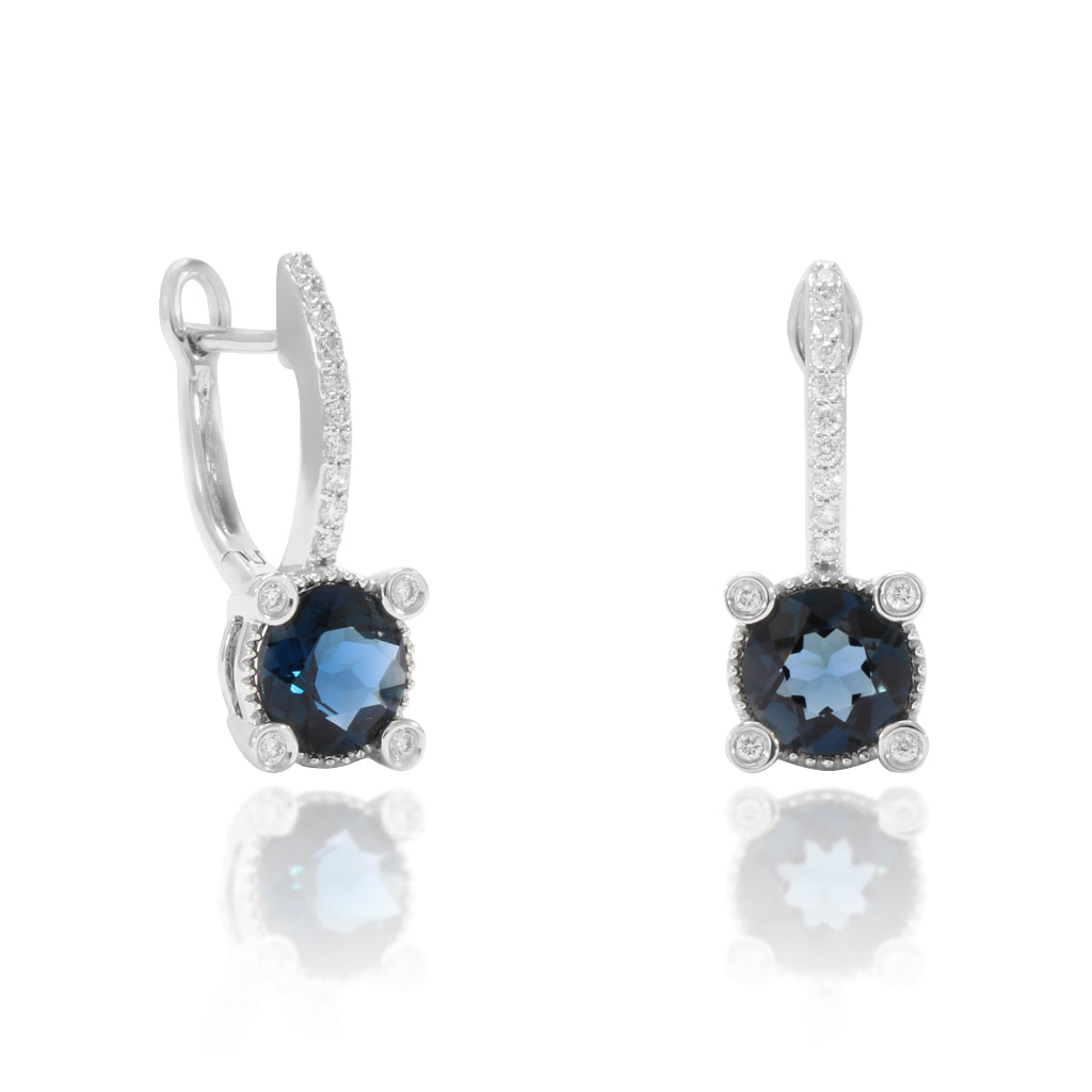 Pendientes de oro blanco de 18 quilates con un topacio London y 28 diamantes talla brillante. Joyería Pamplona