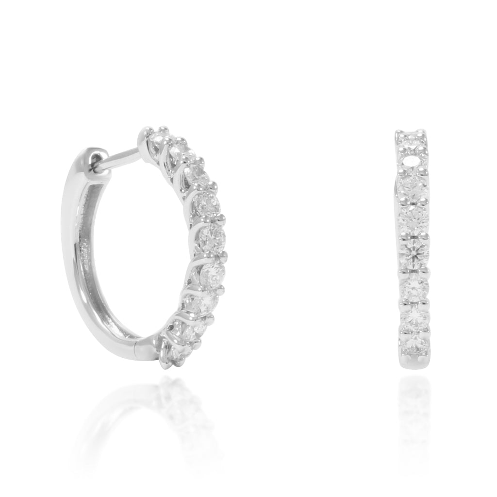 Pendientes de aro realizados en oro blanco de 18 quilates con 18 diamantes talla brillante. Joyería Pamplona