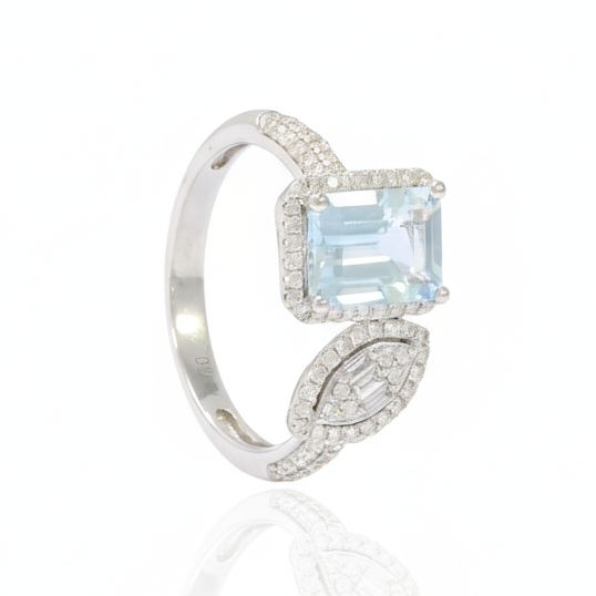 Anillo de compromiso oro blanco, aguamarina y diamantes