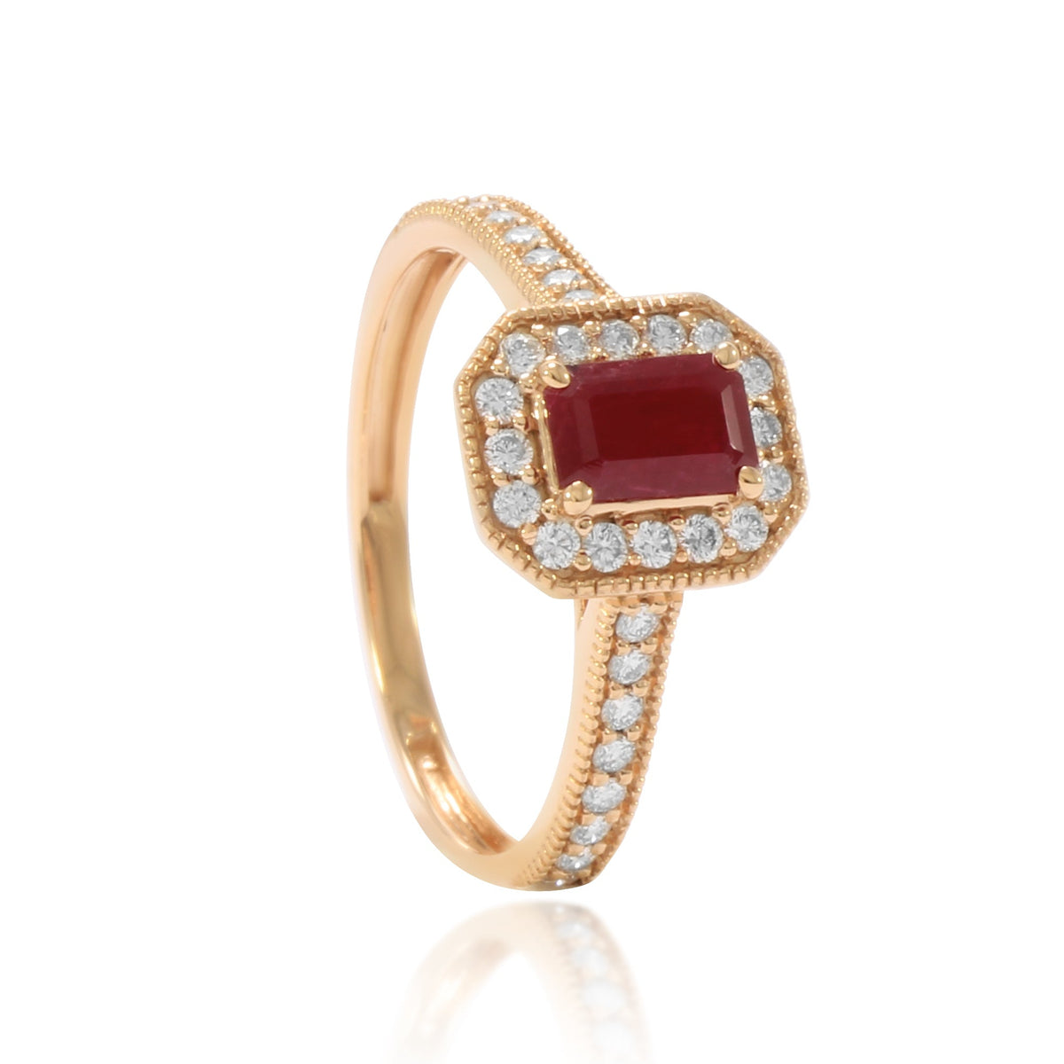 Sortija de oro rosa de 18 quilates con un rubí central talla esmeralda. Joyería Pamplona