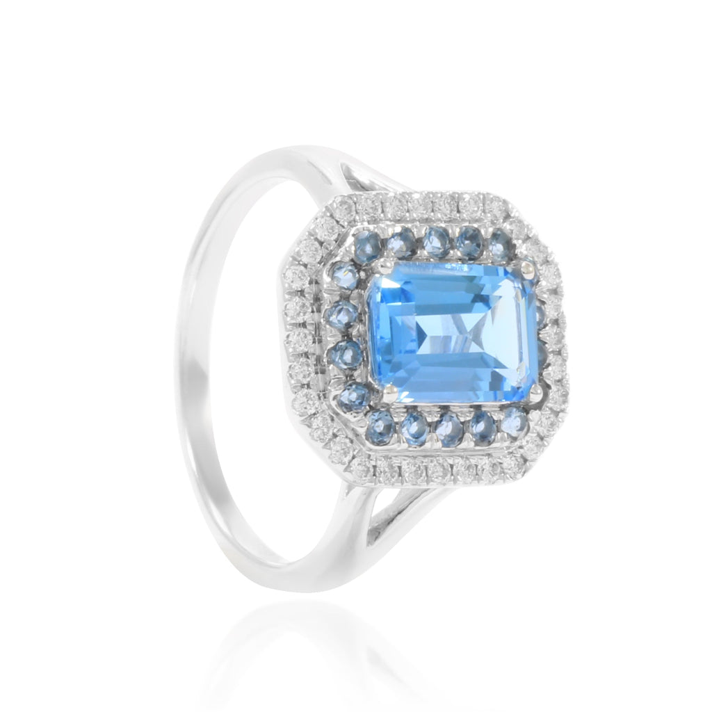 Sortija de oro blanco de 18 quilates con un topacio Swiss central, una orla de 18 topacios y otra orla de 32 diamantes talla brillante. Joyería Pamplona