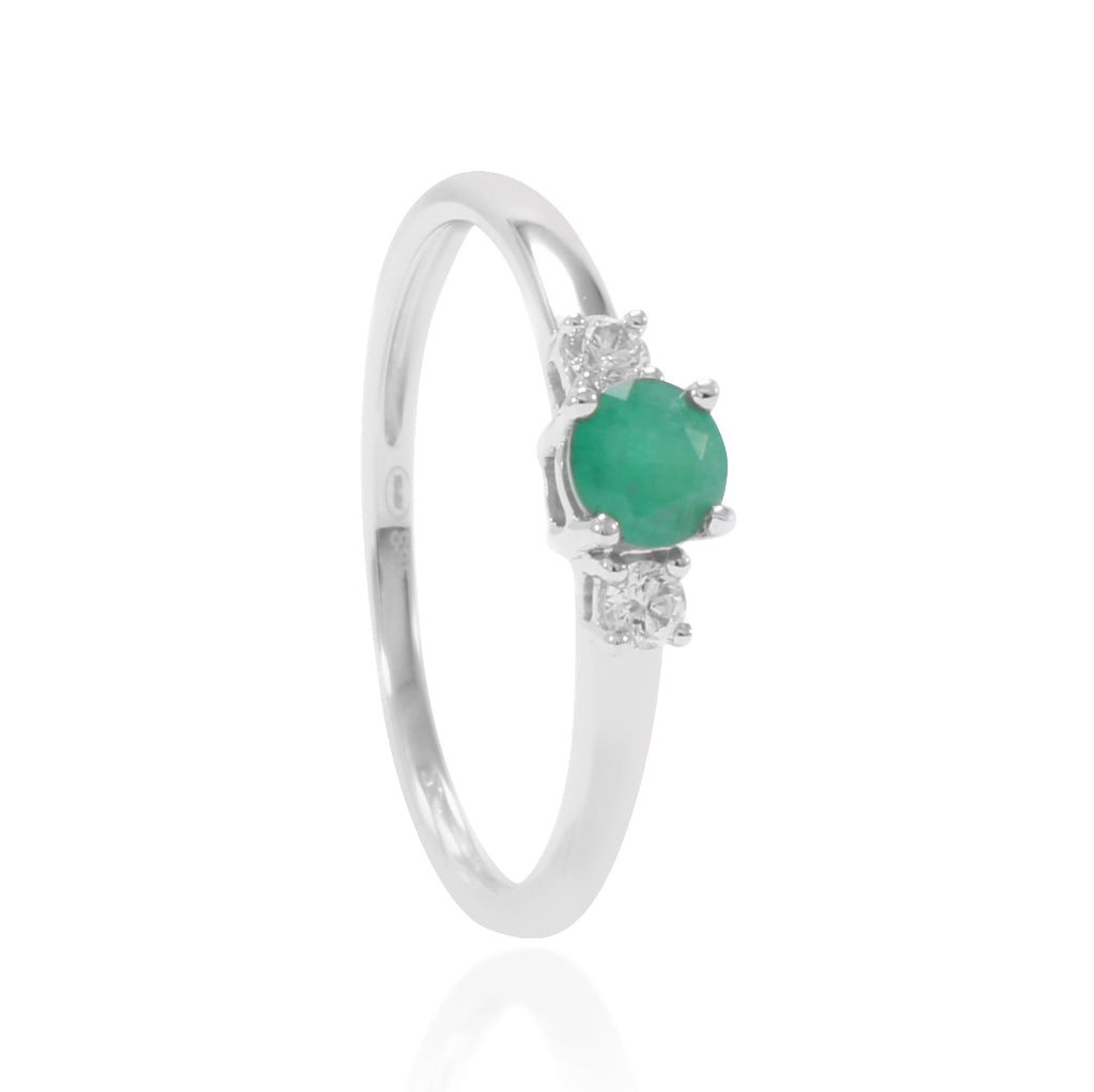 Sortija realizada en oro blanco de 18 quilates con una esmeralda central y dos diamantes a los laterales. Joyería Pamplona