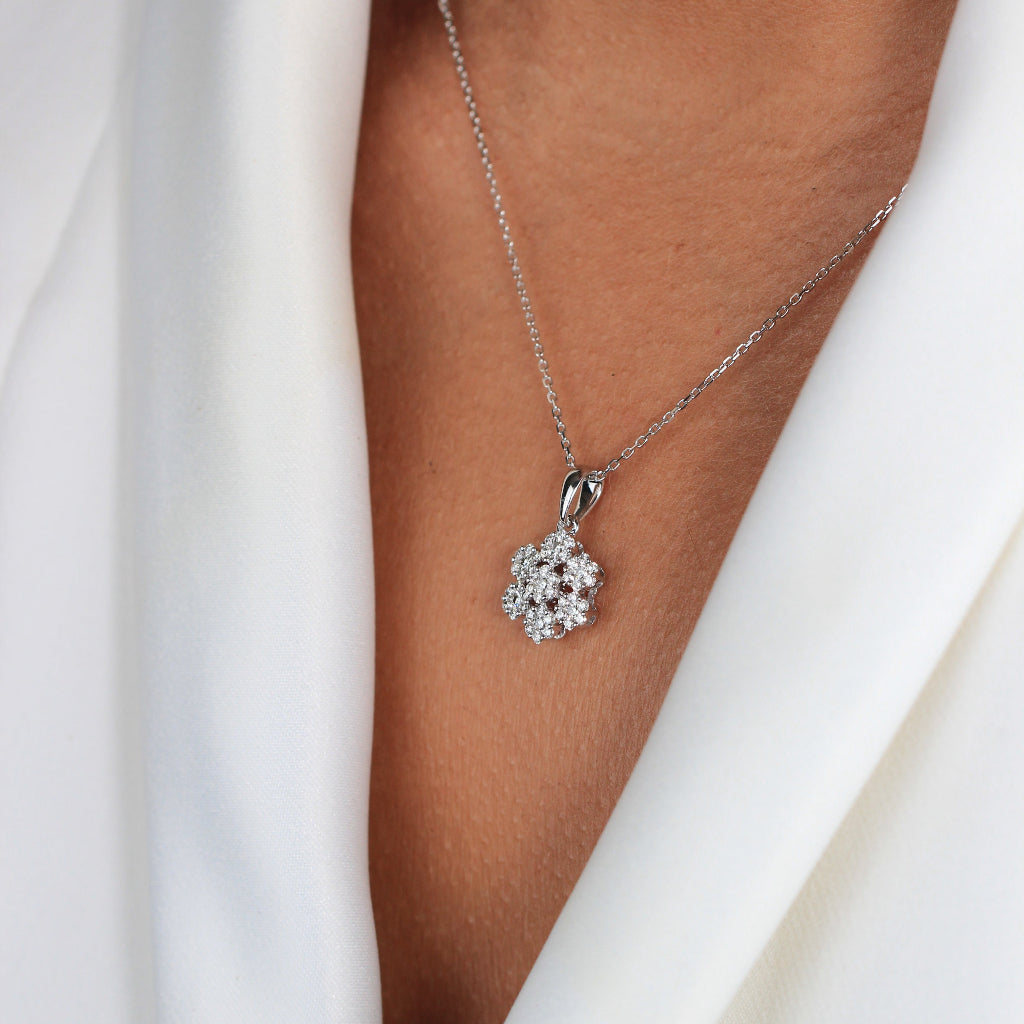 Collar de oro blanco de 18k con diamantes en forma de flor