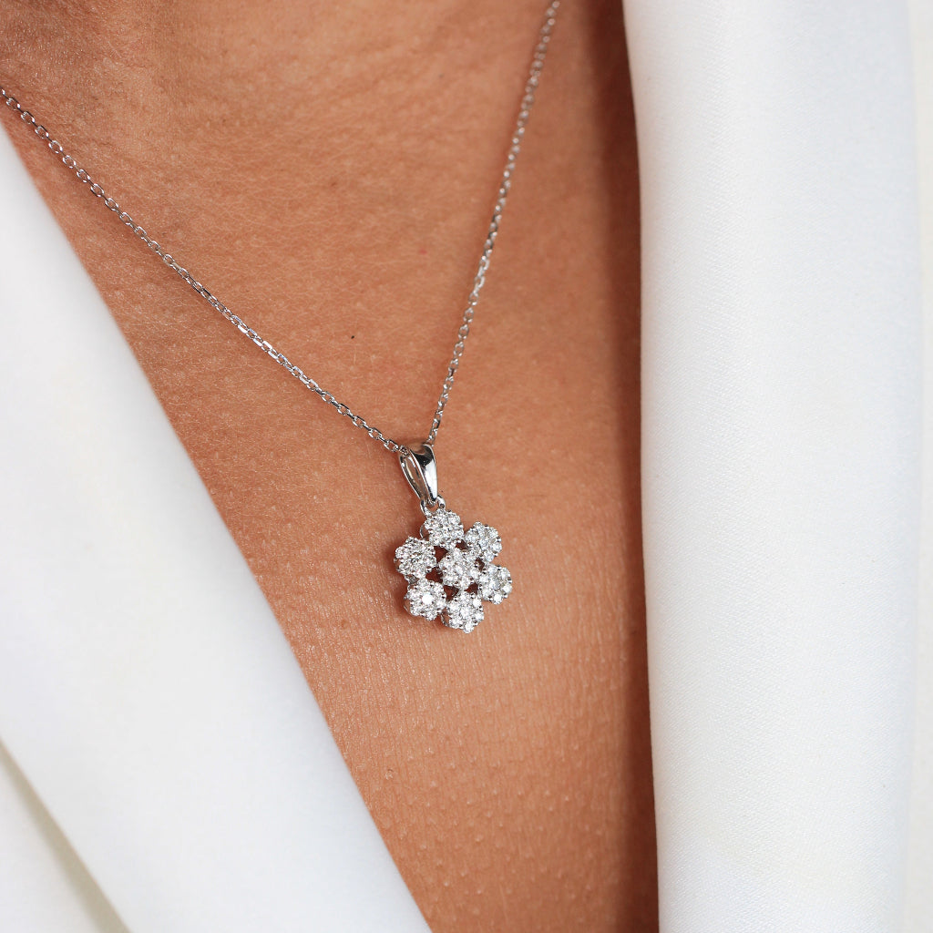 Collar de oro blanco de 18k con un colgante con diamantes en forma de flor